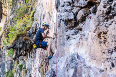 Kayaya tırmanma sporu, ekstrem spor, doğada aktif eğlence gibi sporlarla uğraşan bir adam zor bir tırmanış rotasının üstesinden gelir..