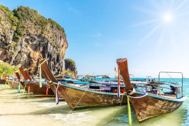 Geleneksel tahta kuyruklu Tayland teknesi ve Krabi 'deki Koh Poda adasındaki güzel kumsal. Ao Nang, Tayland, Krabi adası Tayland 'ın en popüler turistik yeridir.