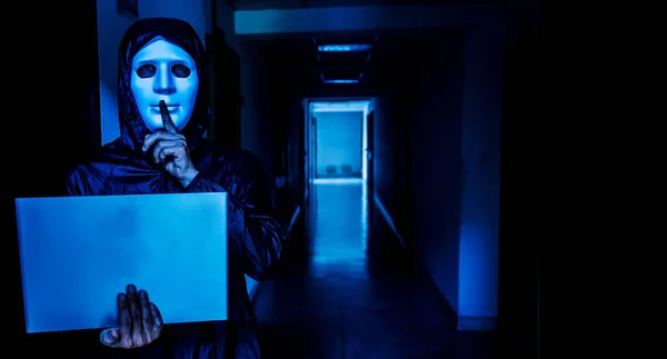 마스크와 후드를 익명의 컴퓨터 어두운 배경에 침묵의 데이터 인터넷 사이버 — 스톡 사진