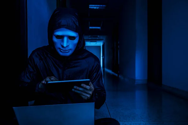 마스크와 후드를 익명의 컴퓨터 데이터 인터넷 사이버 개념에 그녀의 어두운 — 스톡 사진