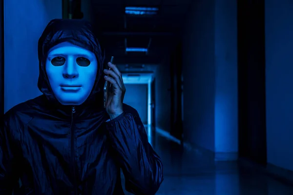 Hacker Computador Anónimo Com Máscara Branca Capuz Cara Escura Obcecada — Fotografia de Stock