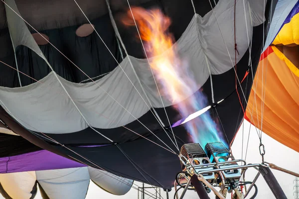 Hőlégballon Előkészítése Repülésre Levegő Gázégővel Való Melegítésével Egy Nyári Napon — Stock Fotó