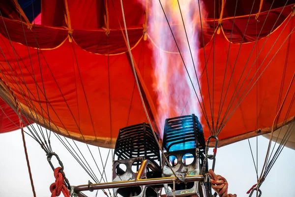 Hőlégballon Előkészítése Repülésre Levegő Gázégővel Való Melegítésével Egy Nyári Napon — Stock Fotó