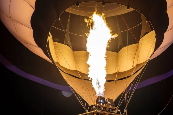 Hőlégballon Előkészítése Repülésre Levegő Gázégővel Való Melegítésével Egy Nyári Napon — Stock Fotó