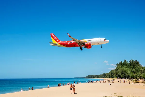 PHUKET, THAILAND- 12 Şubat 2020: Tayland vietjet uçağının yolcuları Phuket Uluslararası Havalimanı yakınlarındaki kumsala indiler.