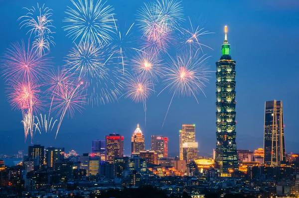 Taipei şehrinin gökdelenli rengarenk yeni yıl havai fişekleri, Tayvan