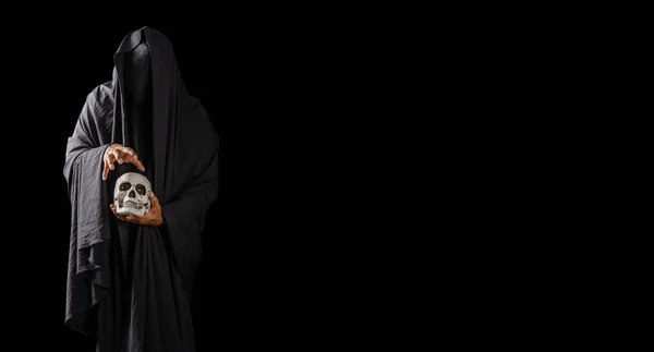 Portret Tajemniczego Czarnego Mężczyzny Trzymającego Czaszkę Dłoni Czarnym Tle — Zdjęcie stockowe