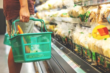 Sepetteki meyve ve sebzeleri seçen erkekler süpermarketlerde sağlıklı yiyecekler, hazır yiyecekler, alışveriş.