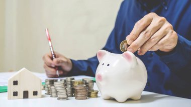 Tasarruf konsepti. Domuz kumbarasına para atıp Finans 'ı yazmak. Para tasarruf kavramı, kavram yaz Finans muhasebesi.