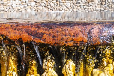 Raksa Warin halk parkında ünlü doğal kaplıca kuyusu, Ranong, Tayland, jeotermal maden suyu ile doğal kaplıcalar.