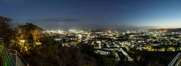 Phuket şehrinin Khao Rang Hill Park Manzarası, Tayland 'ın Phuket Eyaleti, geceleyin