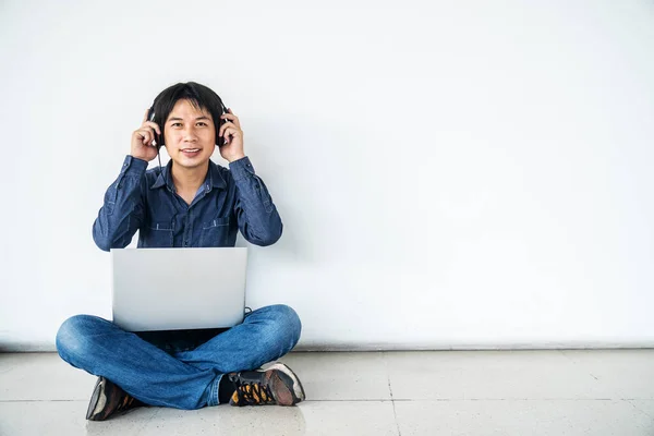 Молодой Человек Азиат Сидит Полу Помощью Компьютера Ноутбук Улыбается Слушает — стоковое фото