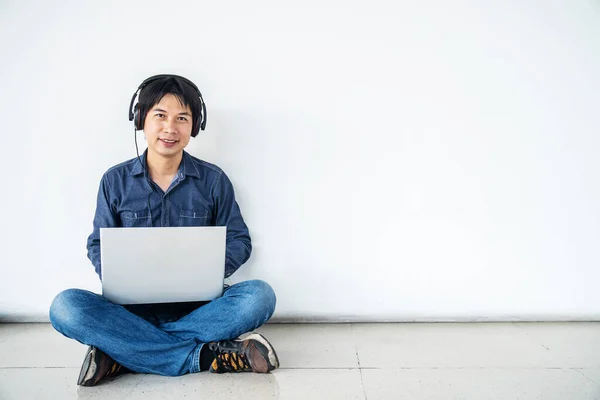 Молодой Человек Азиат Сидит Полу Помощью Компьютера Ноутбук Улыбается Слушает — стоковое фото
