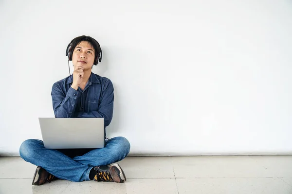 Молодой Человек Азиат Сидит Полу Помощью Компьютера Ноутбука Прослушивания Данных — стоковое фото