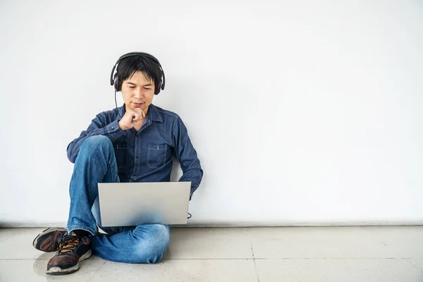 Молодой Человек Азиат Сидит Полу Помощью Компьютера Ноутбука Прослушивания Данных — стоковое фото
