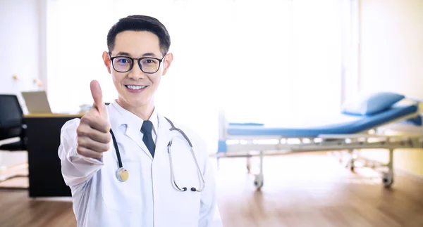 Азіатський Добрий Лікар Посміхається Показує Пальцями Пальців Найкращого Плану Медичного — стокове фото