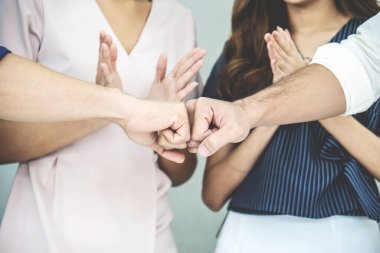İş adamlarından oluşan bir ekip anlaşma pazarlığı yapıyor. Anlaşmayı yumruklarla kapatıyorlar. Anlaşma yatırımını tebrik ediyor ve onaylıyorlar..