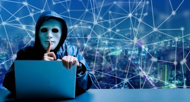 Beyaz maskeli ve kapüşonlu isimsiz bilgisayar korsanı. Karanlık yüz, modern şehir geçmişi, veri hırsızlığı, internet saldırısı, darknet ve siber güvenlik kavramına sessizlik jesti yapıyor..