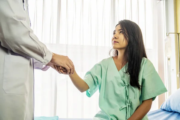 Female Patient Being Reassured Doctor Hospital Roo — Stock Photo, Image