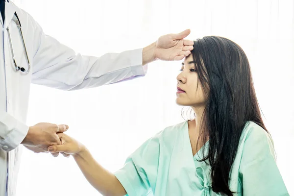 Férfi Orvos Tenyerét Használja Hogy Megérintse Egy Női Beteg Homlokát — Stock Fotó