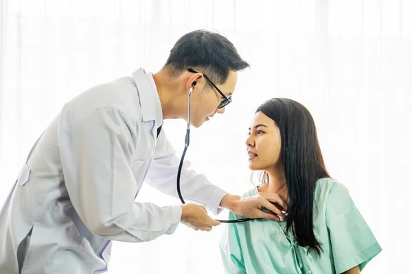 Ázsiai Orvos Ellenőrizte Női Beteg Lázát Elmagyarázta Kezelést Beteg Beteg — Stock Fotó