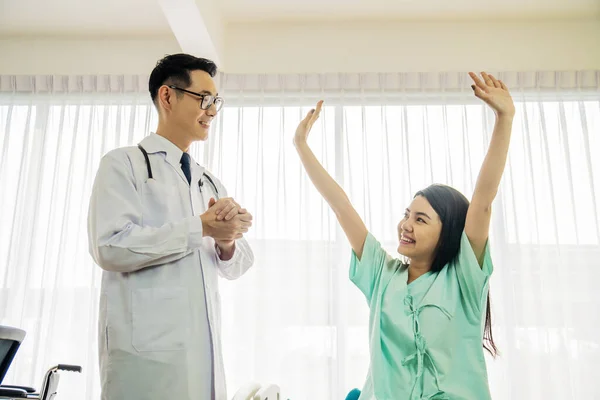 Donna Felice Paziente Dopo Medico Detto Buona Notizia Paziente Presso — Foto Stock