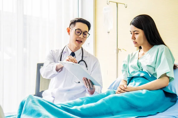 의사는 침대에서 환자와 이야기하면서 클립보드 선택적 — 스톡 사진