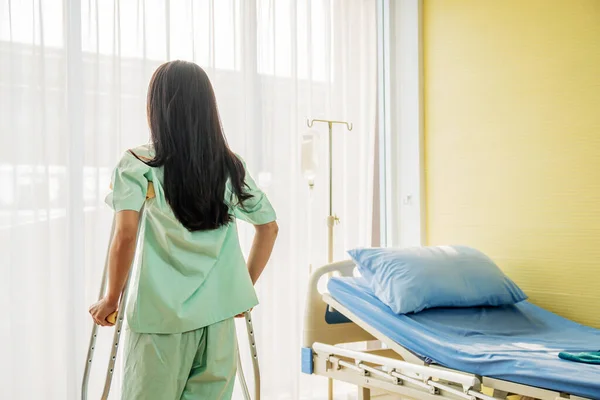 Paciente Mulher Usando Muleta Olhando Para Frente Consultório Médico — Fotografia de Stock