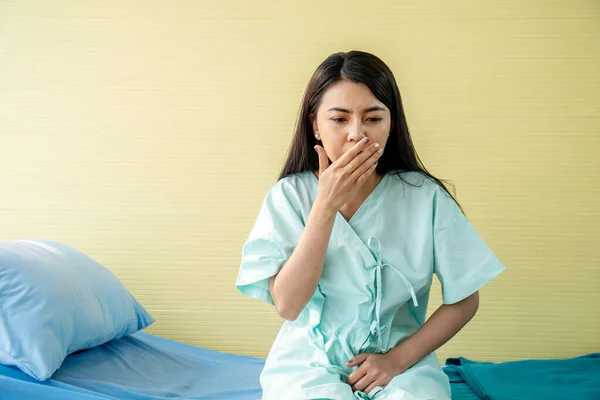 Mulher Paciente Que Sofre Dor Estômago Náuseas Enquanto Sentado Cama — Fotografia de Stock