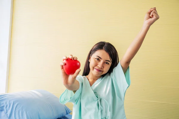 Ritratto Giovane Paziente Asiatica Mostra Cuore Rosso Sulla Mano Seduto — Foto Stock