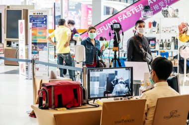 Bangkok, Tayland - 07 Nisan 2020. Sıcaklık kontrol bölgesi, Coronavirus, Covid 19 salgını sırasında Bangkok 'taki Siyam örnek alışveriş merkezinin girişini kontrol etmek için termal tarayıcı kamerası..
