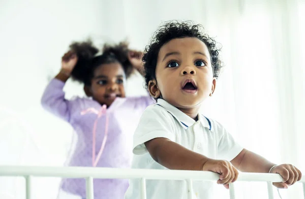 Feliz Afroamericano Travieso Niños Niño Niña Saltando Cama Con Happiness — Foto de Stock