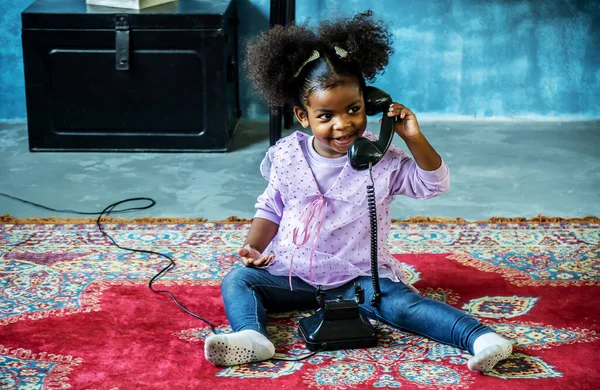 可爱的小非洲裔美国女孩在地毯上玩老式的拨号盘电话 打情骂俏的时间 受教育的游戏时间 — 图库照片