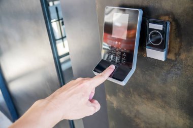 Subay taramasında bulunan elektronik dijital kapı güvenlik sistemine girmek için parmak izi taraması