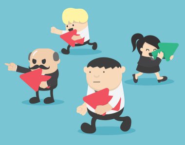 yeşil ok, başarı farklı fikirler tutan bir iş kadın kavramı.