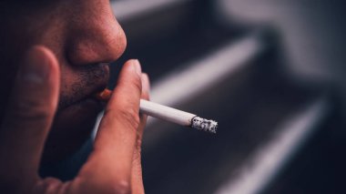 Asyalı, yakışıklı, sigara içen, Taylandlı, bunalımlı adam konsepti, şirketinin işi hakkında endişeleniyor.