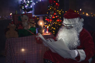 Noel Baba gece evde bir gazete okudu, kitaptaki ışığı, fener odasındaki ışığı kullanarak.