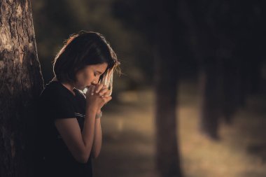 Asyalı güzel kız ormanda yalnız hissediyor, üzgün kadın konsepti, Taylandlı insanlar, sevgilisinden gelen aşka üzülen kadın, kırık bir kalp.