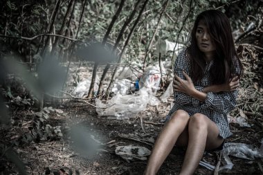 Asyalı kadın yalnız bırakılacak..