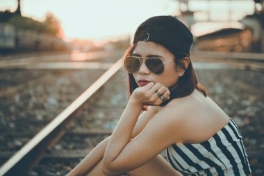 Hippi kız demiryolunda üzgün hissediyor Japon tonu, klasik stil, koyu ton, film, pastel