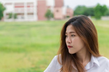 Güzel Taylandlı öğrenci portresi, açık havada sevimli Asyalı kız, Tayland halkı, modern öğrenci Hobbie, bekar kadın yaşam tarzı.