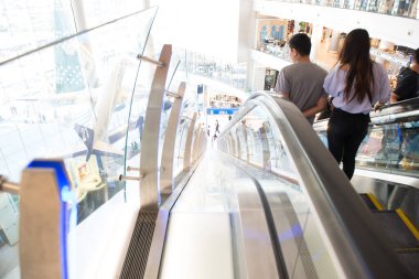 Korat - Tayland - 24 Aralık 2016: Tanımlanamayan kişiler yoğun bir şekilde birlikte 21. Terminal 'de sahne aldılar. Burası çok ünlü bir alışveriş merkezi.