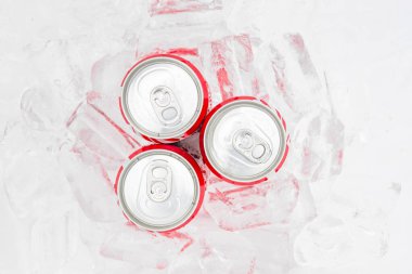 Nakhonratchasima, Tayland - 14 Ağustos - Coca Cola kutusu ve beyaz zemin üzerinde buzla birlikte şişe. 14 Ağustos 2016 