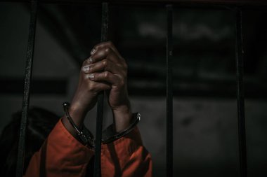 Demir hapishaneyi, esir konseptini, Tayland halkını yakalamak isteyen adamların elleri, özgür olmayı umuyoruz..