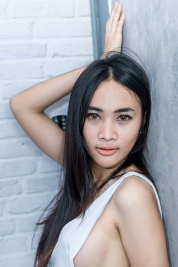 Yatak odasında Asyalı seksi kadın portresi, Tayland 'lı kadın, güzel kadın fotoğraf için poz.