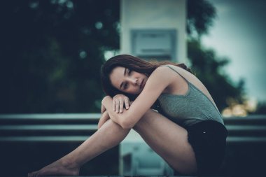 Güzel Taylandlı kadın karşılıksız aşktan çok üzgün, yeniden düşün, düşün, eski tarz, karanlık ton, kırık kalp, Asyalı kız