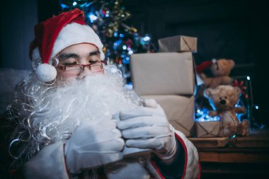 Elinde sıcak kahveyle Mutlu Noel Baba 'nın portresi