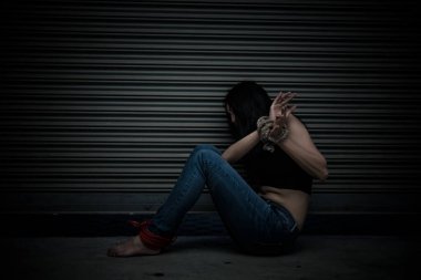 Asyalı rehine kadın gece olay yerinde iple bağlandı hırsızlar fidye için kaçırıldı, Tayland halkı...