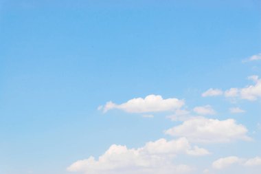 Mavi gökyüzü arka plan üzerinde beyaz kabarık bulutlar 