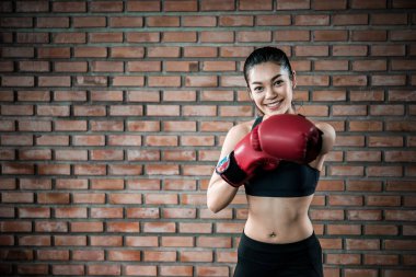 Asyalı sporcu kadın spor salonunda boks eldiveni giyer Taylandlılar antrenmanda en iyi dövüşçü, en güçlü kadın.